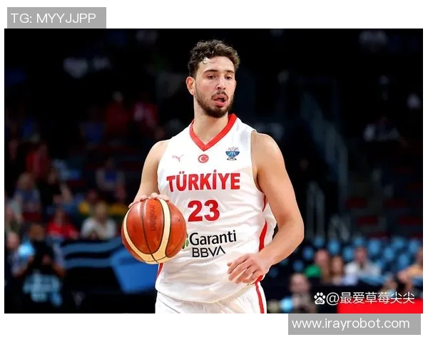 男篮蓝队迎战立陶宛全力争胜展现团队实力与战术配合